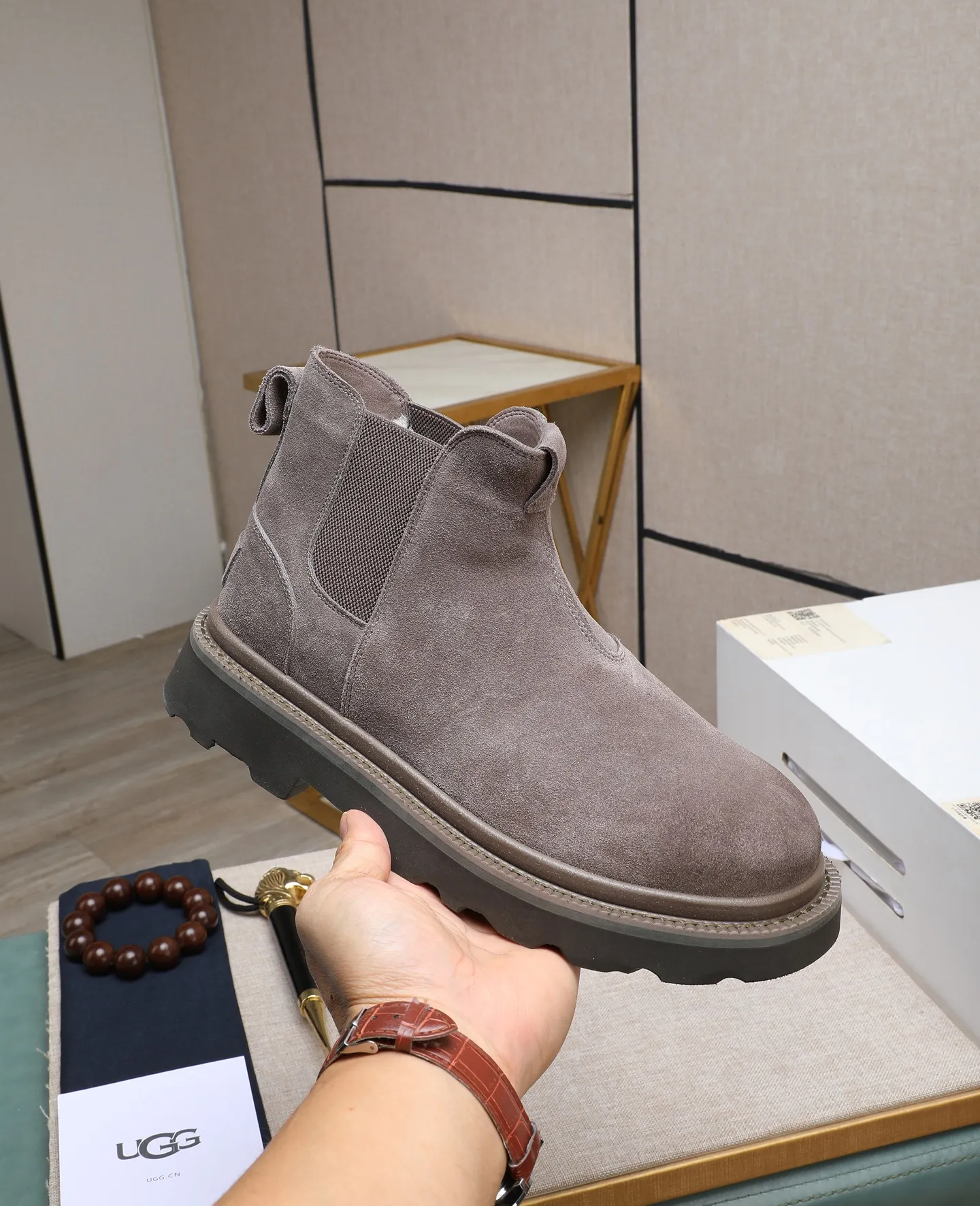 Men's shoes 💰640 (full genuine wool lining, 10% off for fake ones) Please pay attention to the quality of the original item and compare the thickness of the wool 🏮🏮 Popular UGG men's shoes from Australia's warm luxury brand, the official website is synchronized, Beckham men's style..., made of imported first-layer waxed cowhide, waxed toe cap, Australian real wool velvet lining Carefully sewn...Imported rubber Martin boots outsole (comfortable, soft, wear-resistant) The quality is really great...Exquisite workmanship, you won't be able to put it down at first sight, size 39-44 (customized in 45)